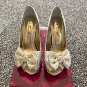 Lulu Townsend Ivory Satin Heels Size 8